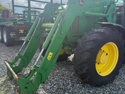 John Deere 731 loader