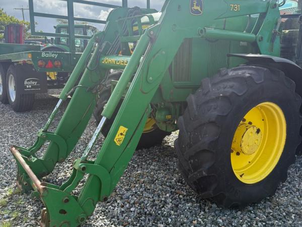 John Deere 731 loader