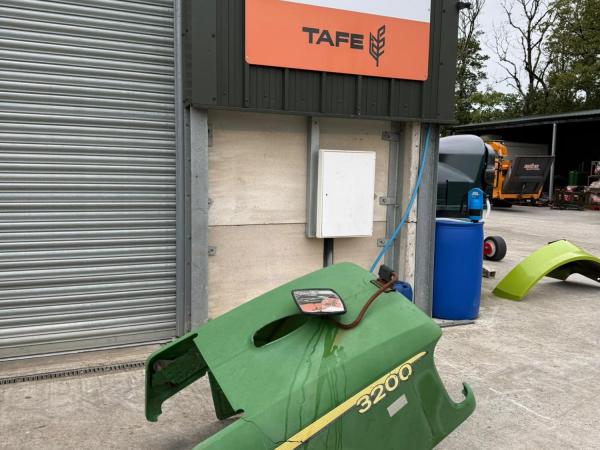 John Deere 3200 telehandler bonnet